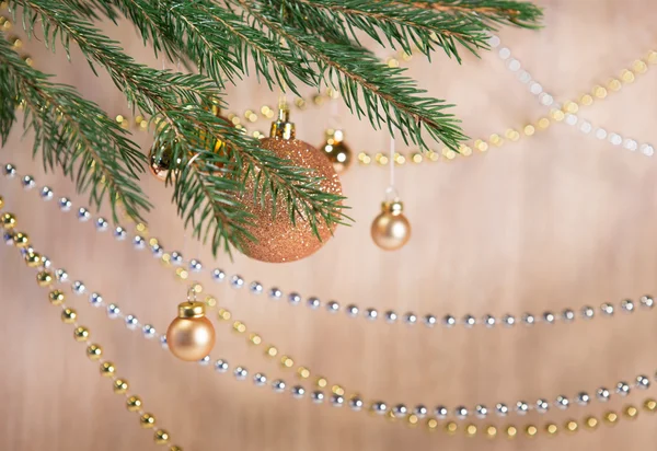 Branche de Noël avec boules dorées  . — Photo