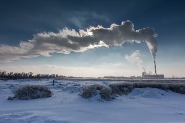 Timelapse. A Rússia. Região de Rostov. Movendo vapor dos tubos CHP planta inverno dia ensolarado . — Vídeo de Stock