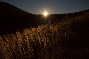Dağ ışıklar içinde sabah güneşin ilk ray sararmış