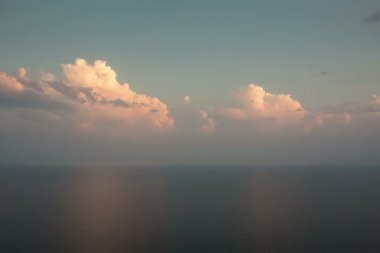 Zaman atlamalı 4k. Rusya, Krasnodar bölgesi. Gün batımında denize pembe cumulus bulutları.