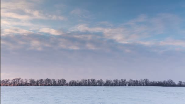 Zeitraffer. Russland. Gebiet Rostow. die Bewegung der Wolken bei Sonnenuntergang in der verschneiten Steppe im Winter. — Stockvideo