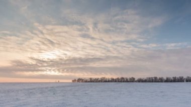 Timelapse. Rusya. Rostov bölgesi. Kışın karlı bozkır batımında bulutlarda hareketi.