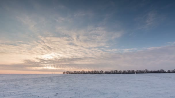Timelapse. La Russie. Région de Rostov. Le mouvement des nuages au coucher du soleil dans la steppe enneigée en hiver .