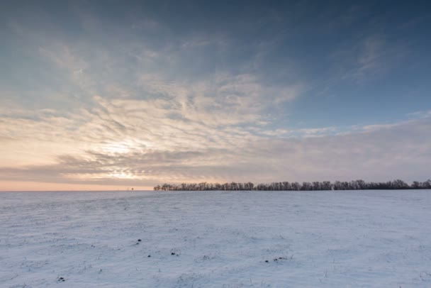 Timelapse. Rosja. Rostowskiego. Przemieszczania się chmury o zachodzie słońca w stepie śnieg w zimie. — Wideo stockowe