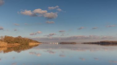 Bulutlar ve onların yansıması nehre taşıma.