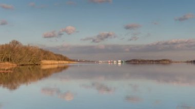 Bulutlar ve onların yansıması nehre taşıma.