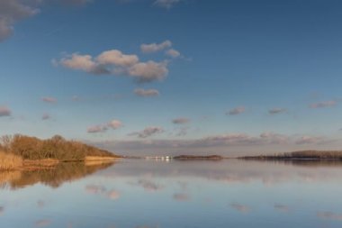 Bulutlar ve onların yansıması nehre taşıma.