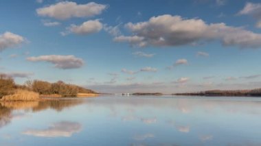 Bulutlar ve onların yansıması nehre taşıma.