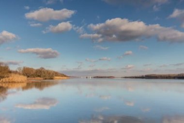 Bulutlar ve onların yansıması nehre taşıma.