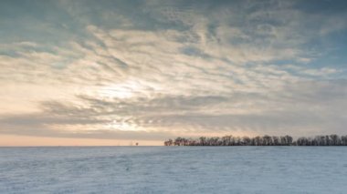 Timelapse. Rusya. Rostov bölgesi. Kışın karlı bozkır batımında bulutlarda hareketi.