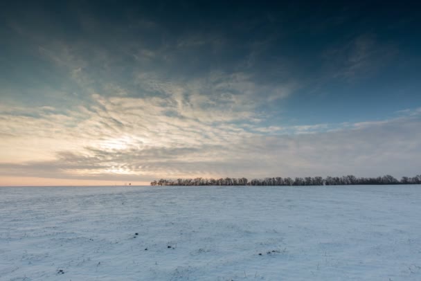 Timelapse. Rosja. Rostowskiego. Przemieszczania się chmury o zachodzie słońca w stepie śnieg w zimie. — Wideo stockowe