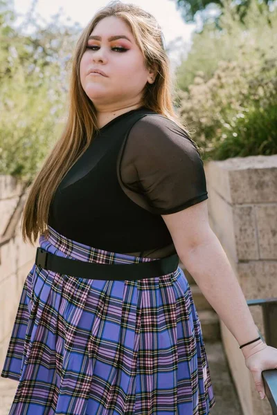 Trendig plus storlek kvinna i mini kjol — Stockfoto