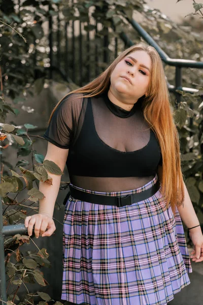 Trendig plus storlek kvinna i mini kjol — Stockfoto