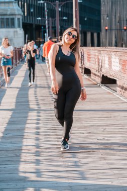 Güzel bir genç kızın açık hava portresi. Ünlü kılığına girmek.