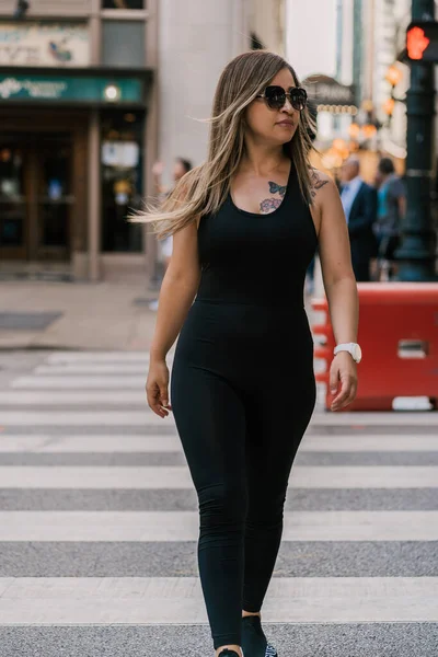 Street stil, mode kvinna promenader i staden på vägen — Stockfoto