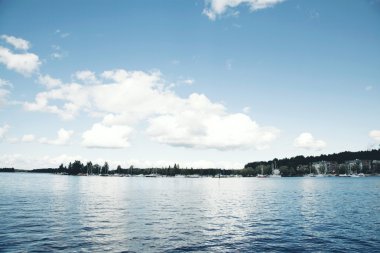 Finlandiya'da bir göl üzerinde göster