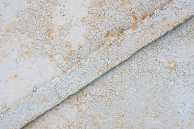 Eski gri, paslı demir kapılar