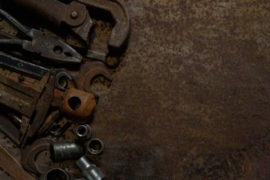 Paslı metalde paslı araçlar