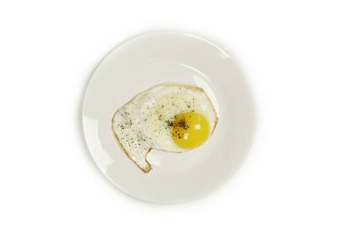 Beyaz tabakta sahanda yumurta. İzole edilmiş