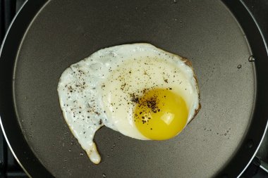 Kızartma tavasında yumurta. Yakın plan.