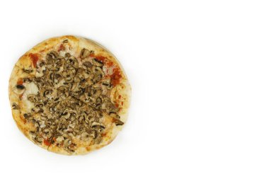 Beyaz arka planda mantarlı pizza. İzole edilmiş