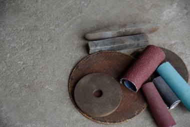 Öğütücü aletler: zımpara kağıdı, aşındırıcı çubuklar, eski öğütücü tekerlekler