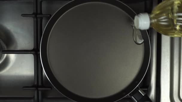 Vařit nalévá slunečnicový olej do pánve smažení.Pohled shora. — Stock video