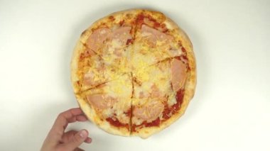 Erkek eli bir dilim pizza alır.
