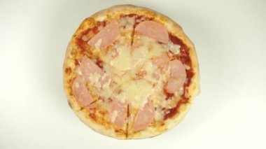 Jambonlu ve peynirli pizza