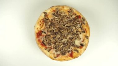 Peynirli mantarlı pizza.