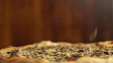 Peynir pizzanın üzerine dökülür. Yavaş Hareket Videosu