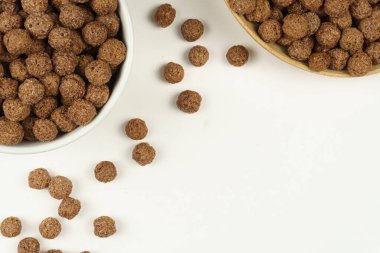 Çikolata topları beyaz bir kase ve ahşap bir kaseye konur. Üst görünüm. 