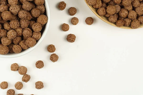 Çikolata topları beyaz bir kase ve ahşap bir kaseye konur. Üst görünüm. 