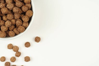 Çikolata topları beyaz bir kâseye ve yan yana konur. Üst görünüm.