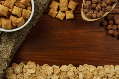 Kahvaltı gevrekleri karanlık bir masada. Metin için boşluk