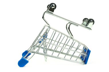 Devrilmiş mavi bir market arabası. Beyaz bir arkaplanda izole edilmiş