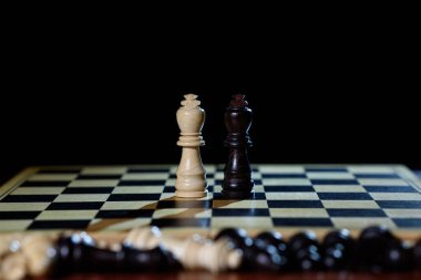 Satranç tahtasında siyah beyaz satranç kralları .