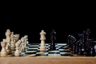 Satranç tahtasındaki siyah ve beyaz satranç kraliçeleri .