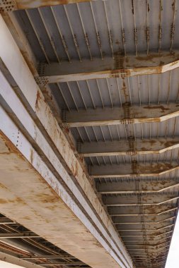 Yol köprüsünün alt tarafının manzarası. Yakın plan.