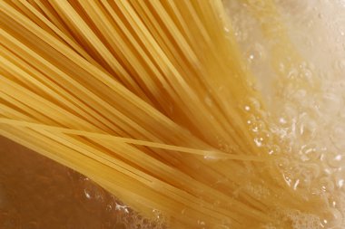 Spagetti kaynar suya kondu. Yakın plan.