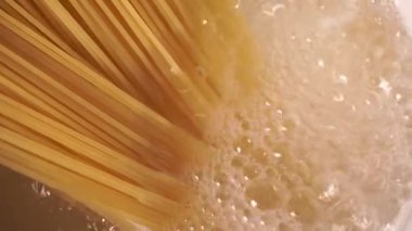 Spagetti kaynar suya kondu. Spagetti pişti. Yakın plan.