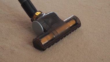 Halı elektrikli süpürge hortumuyla süpürülmüş. Yakın çekim.