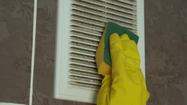 Uma camada de poeira na grelha de ventilação.O pó é limpo com uma esponja — Vídeo de Stock