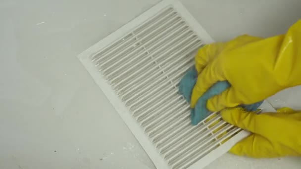 Uno strato di polvere sulla griglia di ventilazione.La polvere viene lavata con un panno. — Video Stock