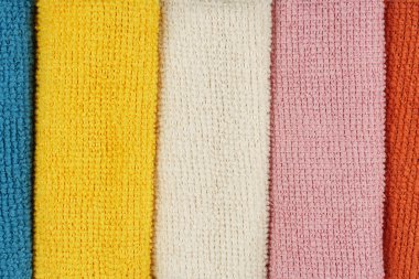 Renkli mikrofiber temizlik bezleri. Ev hizmetleri kavramı. Yakın plan..