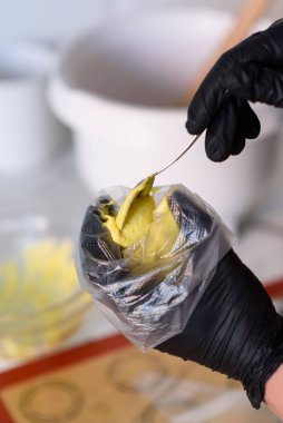 Makaron yapmak. Makaronların hamuru bir pasta torbasına konur..