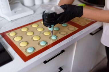 Makaron yapıyorum. Şırıngadaki hamuru fırın tepsisine sıkıştırdım..