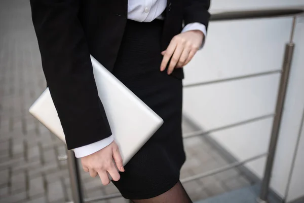 Bizneswoman trzyma tablet w rękach. Zbliżenie — Zdjęcie stockowe