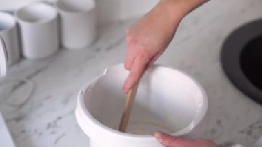 Makaron yapıyorum. Makaronlar için hamur yoğur. Mangırlar spatuladan damlıyor.