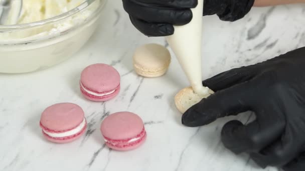 La crema viene applicata a metà dei macaron. Primo piano — Video Stock